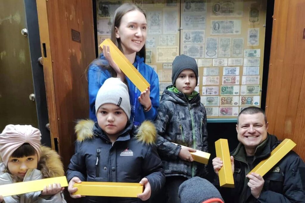 Дитяча екскурсія в Австро-Угорський банк