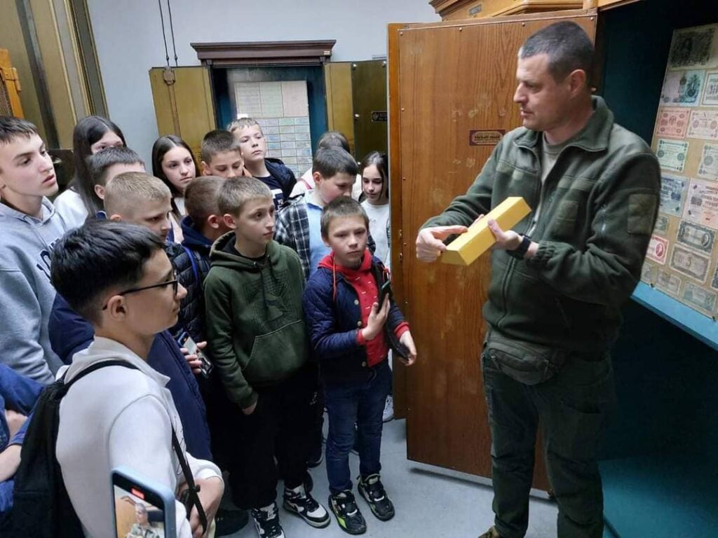 Дитяча екскурсія в Австро-Угорський банк