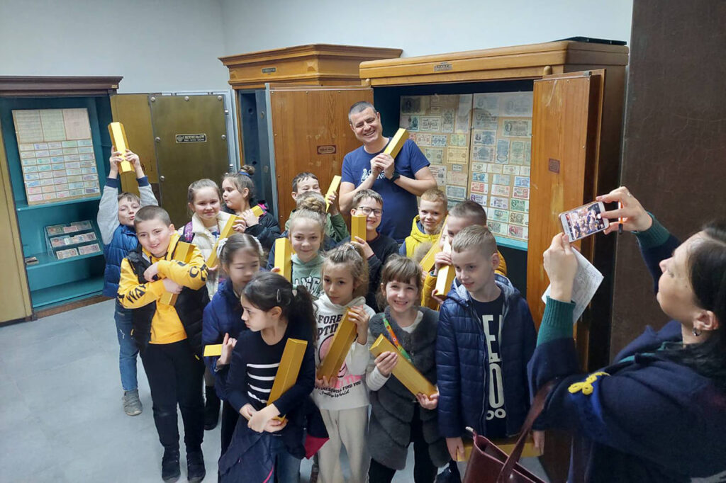 Дитяча екскурсія в Австро-Угорський банк